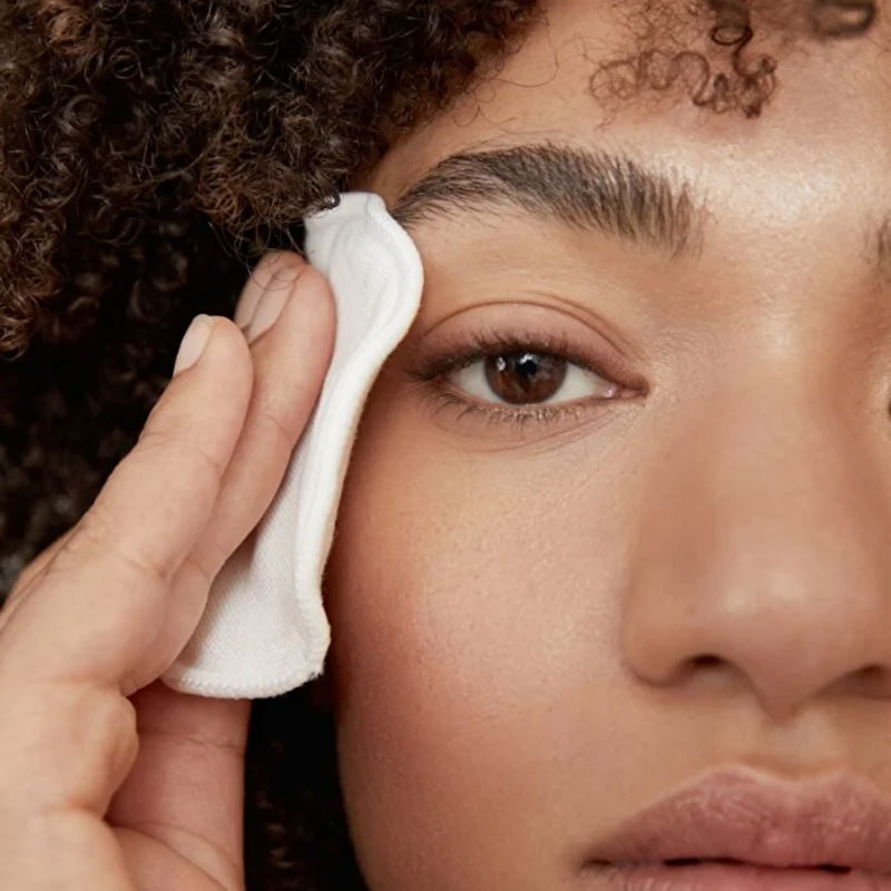 استفاده از پاک‌کننده آرایش نیوا روی پد آرایشی