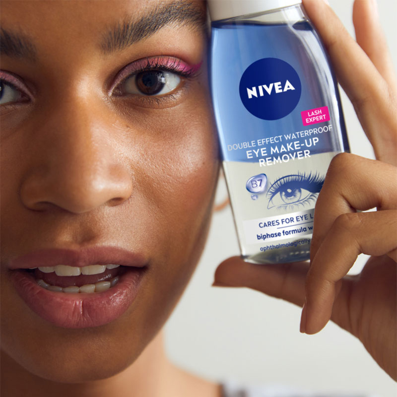 عکس از بطری نیوا پاک‌کننده آرایش چشم دوفاز