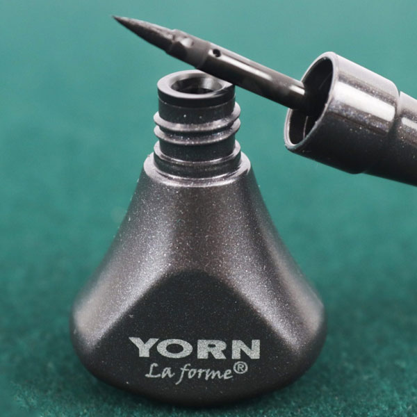 نمای نزدیک از قلم نمدی خط چشم یورن با رنگ مشکی مات