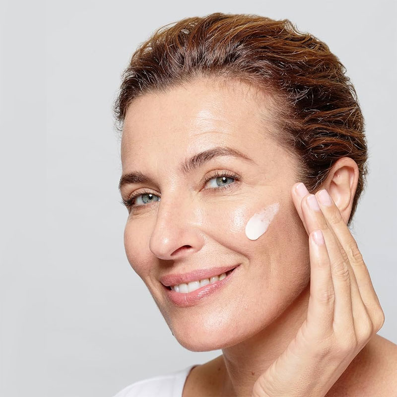 بافت سبک کرم دور چشم لورال روی پوست