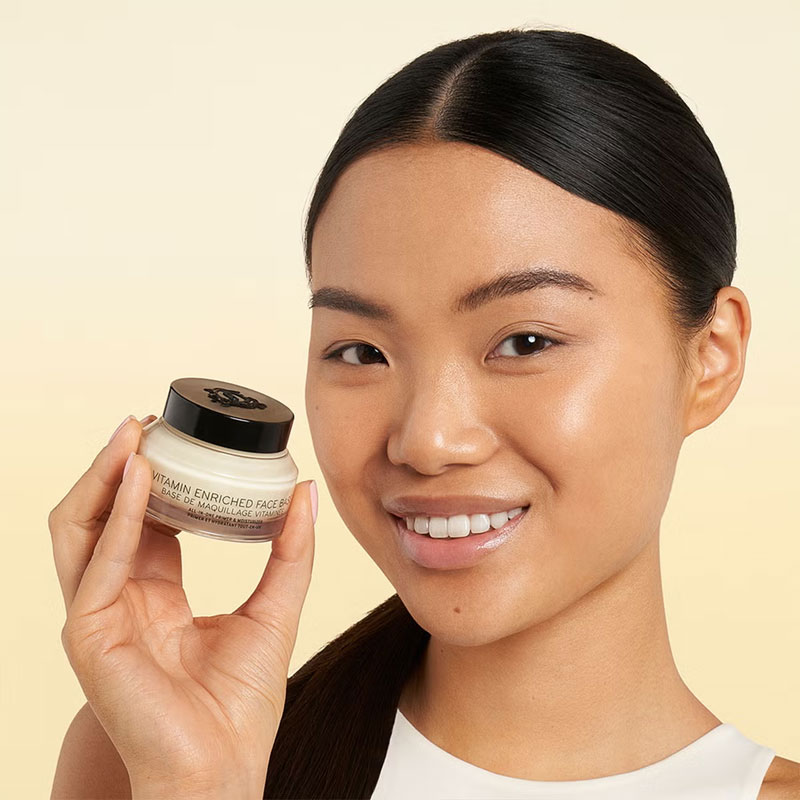 استفاده میکاپ آرتیست حرفه‌ای از Bobbi Brown Face Base