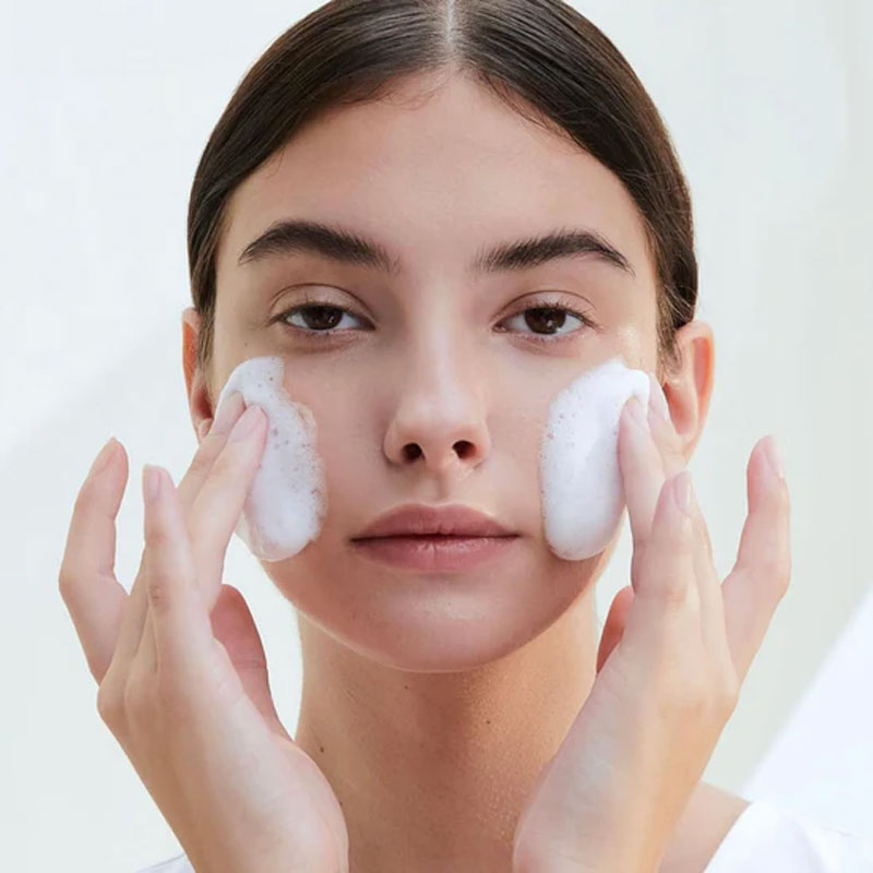 نتیجه پوست شفاف، یکنواخت و سالم بعد از استفاده فوم سنتلا