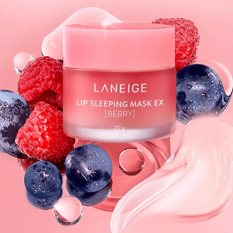 Laneige Lip Sleeping Mask EX در کنار توت‌فرنگی تازه