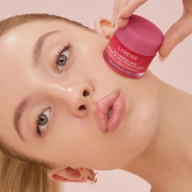 استفاده شبانه از ماسک لب لانیژ روی لب خشک