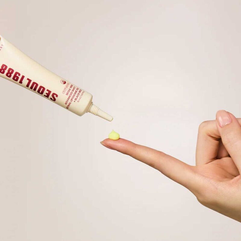 نمای نزدیک بافت کرم دور چشم Retinal Liposome 4%