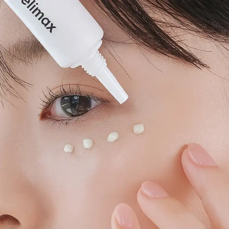 روش استفاده صحیح از کرم دور چشم CELIMAX NONI روی پوست اطراف چشم